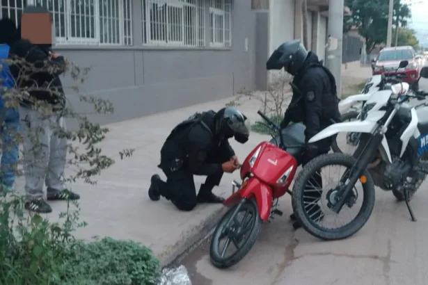 Recuperaron motocicleta robada en poder de dos menores en Perico