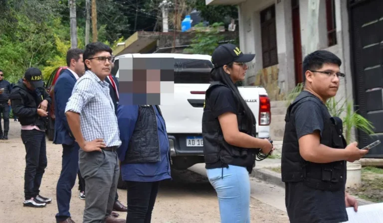 Amenazas en escuelas: allanaron domicilio en la capital y secuestraron celulares
