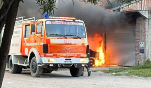 Incendio en taller de Monterrico: tres vehículos destruidos por las llamas