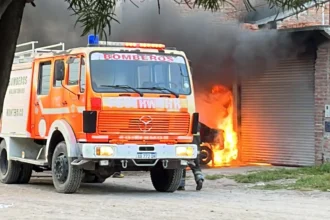 Incendio en taller de Monterrico: tres vehículos destruidos por las llamas