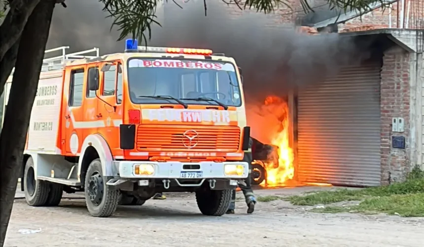 Incendio en taller de Monterrico: tres vehículos destruidos por las llamas