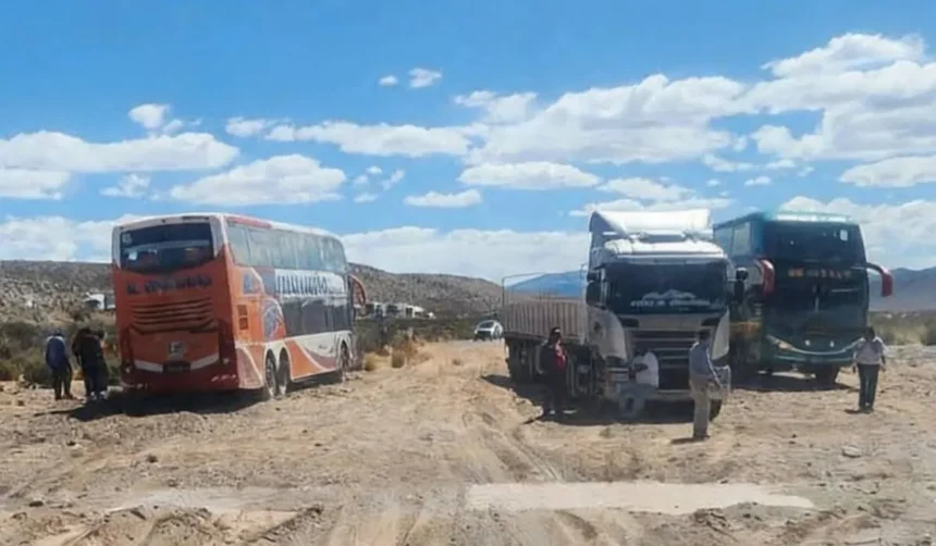 Grave choque de colectivo en la Puna: 27 pasajeros involucrados