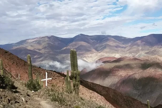 Miles de peregrinos inician la peregrinación al Abra de Punta Corral en Jujuy