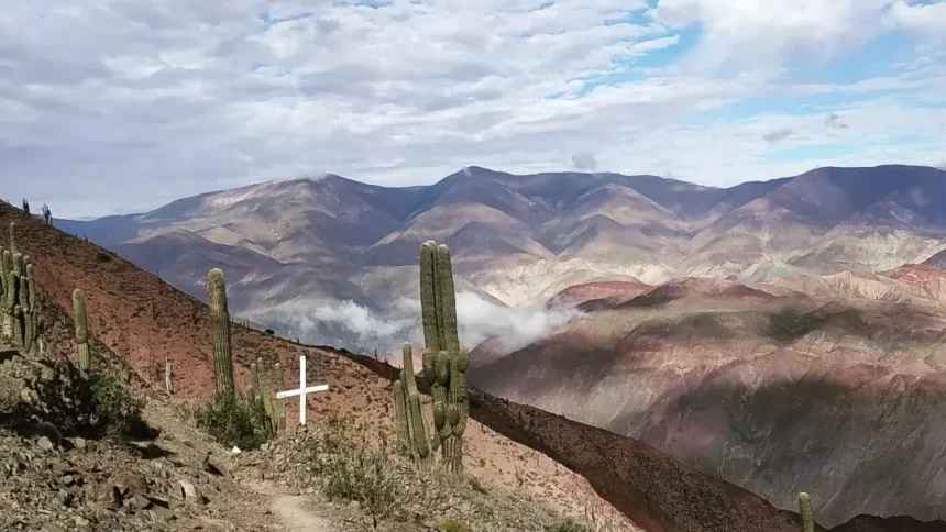 Miles de peregrinos inician la peregrinación al Abra de Punta Corral en Jujuy