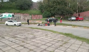 Grave siniestro vial en barrio Cuyaya: motociclista en terapia intensiva