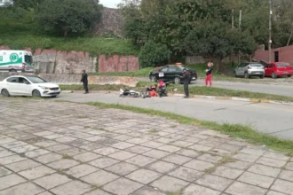 Grave siniestro vial en barrio Cuyaya: motociclista en terapia intensiva