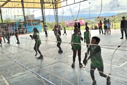 El mini vóley crece con gran participación en primer encuentro del año
