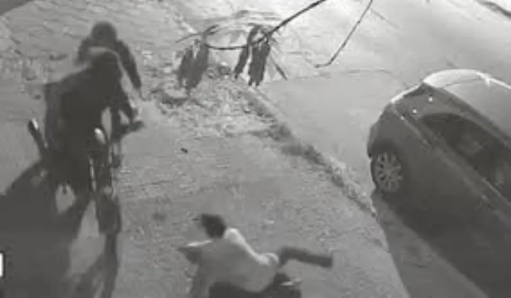 Tres motochorros golpearon a un hombre para robar pertenencias de su auto