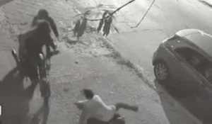 Tres motochorros golpearon a un hombre para robar pertenencias de su auto