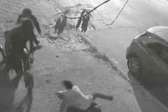 Tres motochorros golpearon a un hombre para robar pertenencias de su auto