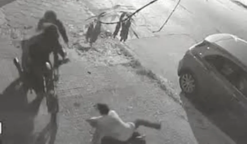 Tres motochorros golpearon a un hombre para robar pertenencias de su auto