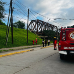 La caída de postes interrumpe el tránsito en Párroco Marshke e Hipólito Yrigoyen