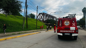 La caída de postes interrumpe el tránsito en Párroco Marshke e Hipólito Yrigoyen