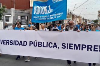 Docentes universitarios intensifican el paro nacional con fuerte adhesión en Jujuy