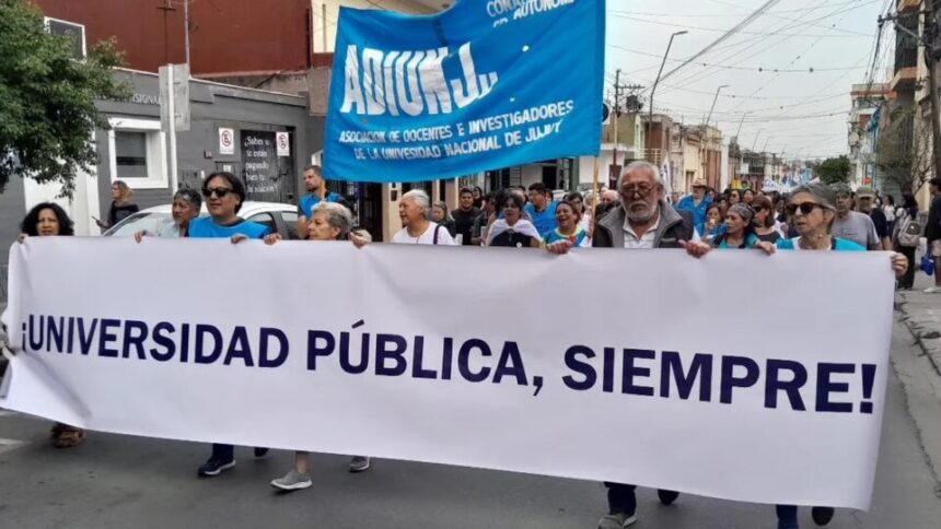 Docentes universitarios intensifican el paro nacional con fuerte adhesión en Jujuy