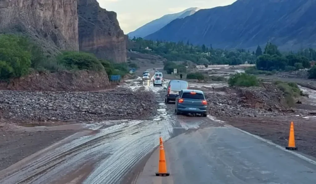 Cortes de rutas en Jujuy por crecidas de ríos y sectores intransitables