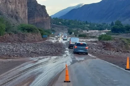 Cortes de rutas en Jujuy por crecidas de ríos y sectores intransitables