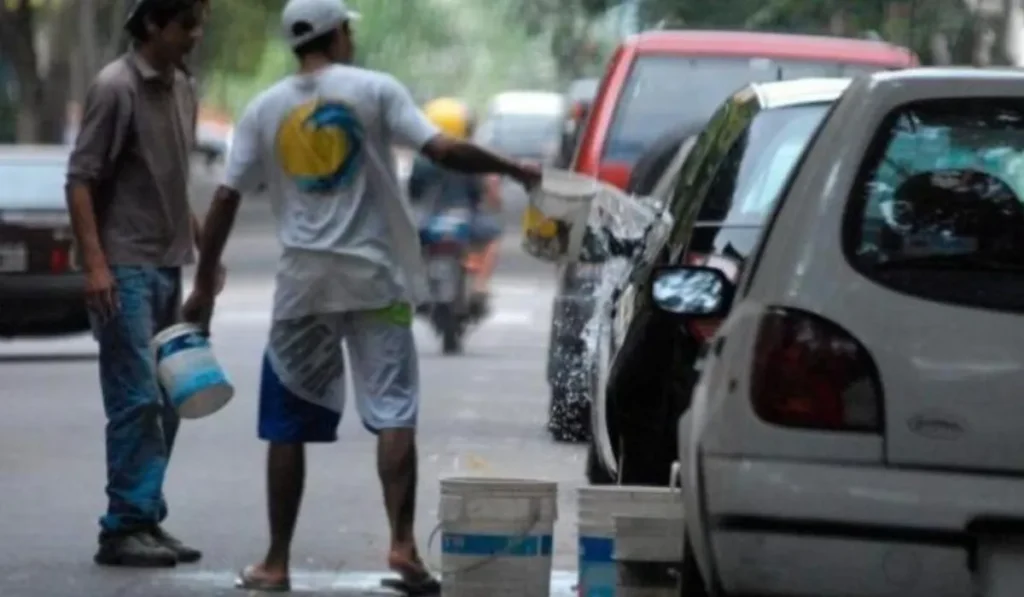 Detienen a cuidacoches colombiano por amenazar de muerte a un conductor
