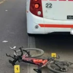 Accidente de ciclista en Huaico: quedó debajo de un colectivo