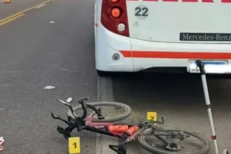 Accidente de ciclista en Huaico: quedó debajo de un colectivo