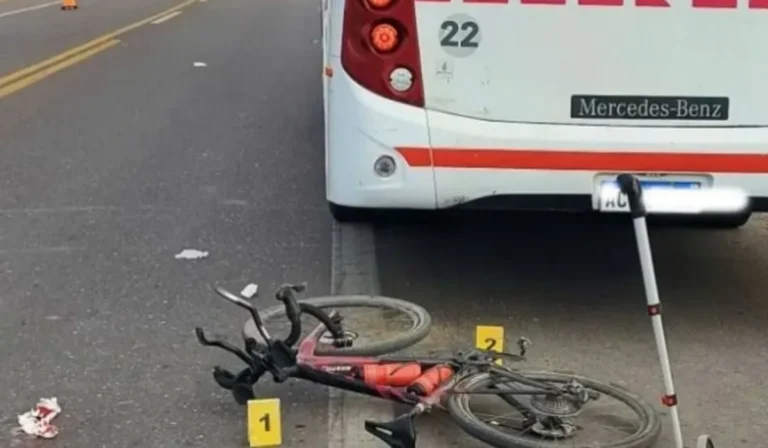 Accidente de ciclista en Huaico: quedó debajo de un colectivo