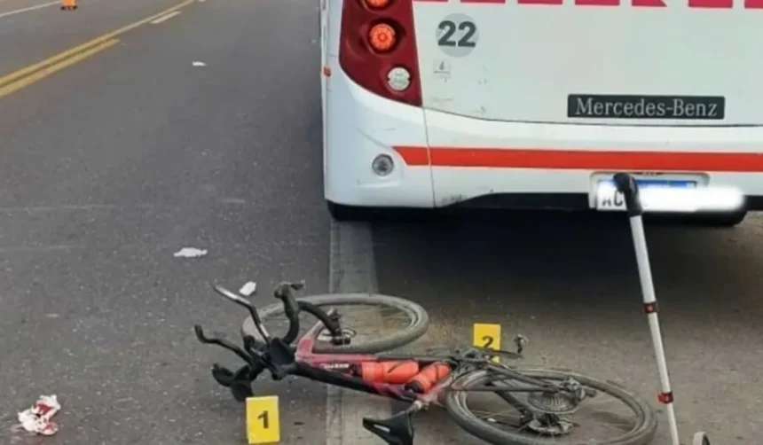 Accidente de ciclista en Huaico: quedó debajo de un colectivo