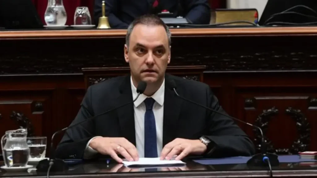 Adorni rechaza renunciar y defiende su gestión ante el Congreso