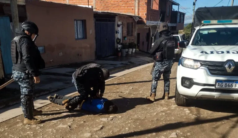 Detienen a sujeto que amenazaba peatones con un hierro en Chijra