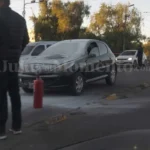 Incendio de auto en Centro: vehículo se prendió fuego frente a la Legislatura