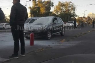 Incendio de auto en Centro: vehículo se prendió fuego frente a la Legislatura