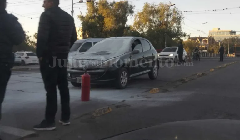 Incendio de auto en Centro: vehículo se prendió fuego frente a la Legislatura