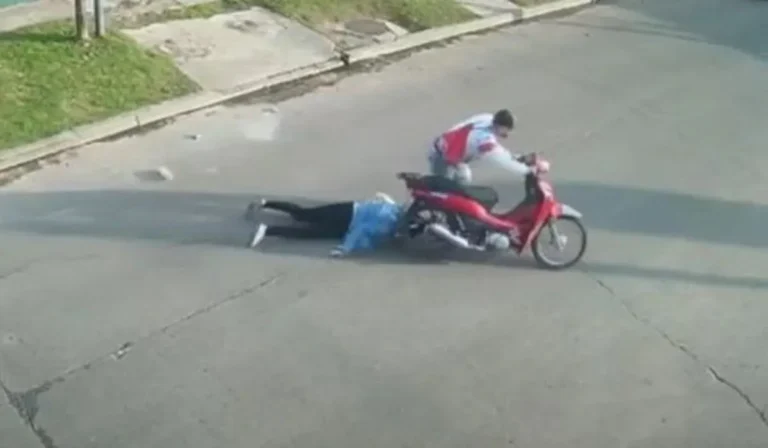 Robo de cartera en Perico: motochorro asaltó a una mujer a plena luz del día