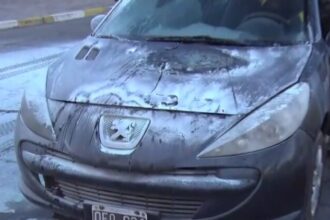 Incendio de auto en Jujuy frente a la Legislatura