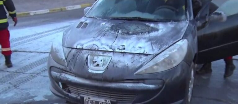 Incendio de auto en Jujuy frente a la Legislatura