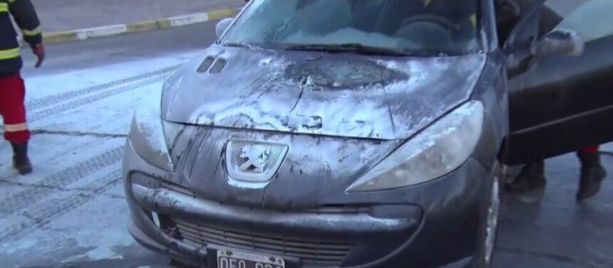 Incendio de auto en Jujuy frente a la Legislatura