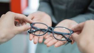 Controles visuales gratuitos y entrega de anteojos en toda Jujuy