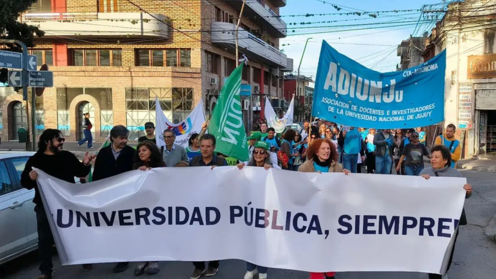 Masiva movilización universitaria en Jujuy en defensa de la educación pública