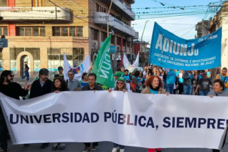 Masiva movilización universitaria en Jujuy en defensa de la educación pública