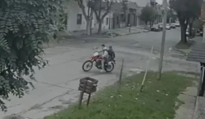 Detienen a dos menores tras persecución por robo de motocicleta en San Pedro