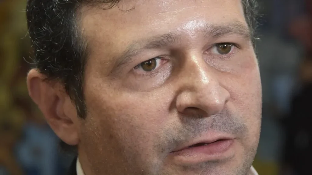 “Ellos andan en Tesla y la gente no puede cargar nafta”