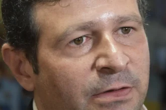“Ellos andan en Tesla y la gente no puede cargar nafta”