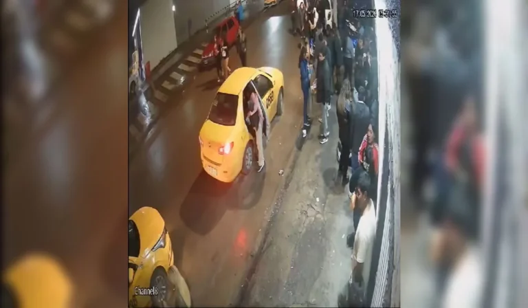 Robo de moto en Ruta 9: dos delincuentes sustrajeron una Rouser 125 de un boliche