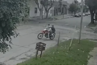 Detienen a dos menores tras persecución por robo de motocicleta en San Pedro
