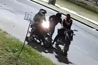 Robo de moto en Suipacha: tres delincuentes armados asaltaron a motociclista