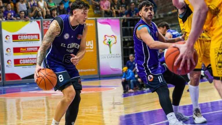Marcos Gambino y Agustín Sigel lideran el invicto de El Carmen Básquet