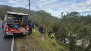 Desbarranco en Ruta N°2: Familia rescatada en Juan Galán