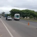 Choque de moto en Ruta 9: minibús cerró el paso a motociclista en Acceso Sur
