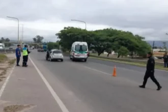 Choque de moto en Ruta 9: minibús cerró el paso a motociclista en Acceso Sur