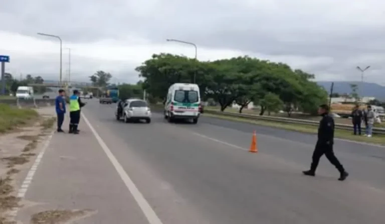 Choque de moto en Ruta 9: minibús cerró el paso a motociclista en Acceso Sur