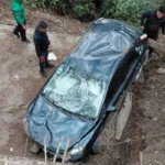 Un joven conductor sobrevivió tras caer con su automóvil en un barranco